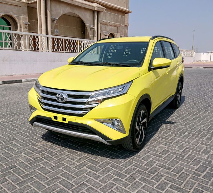 مستعملة ⁦Toyota Rush ثانياً، 1.5 l، 2019⁩ في في الإمارات, عجمان، اللون أصفر. مواصفات الخليج | AUTO.AE | إعلان #286820