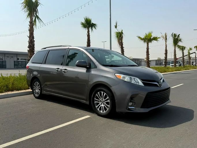 مستعملة ⁦Toyota Sienna ثالثاً فيس ليفت 2، 3.5 l، 2019⁩ في في الإمارات, عجمان من SANA AL SHEHEZIN MOTORS، اللون رمادي. المواصفات الأمريكية | AUTO.AE | إعلان #285623