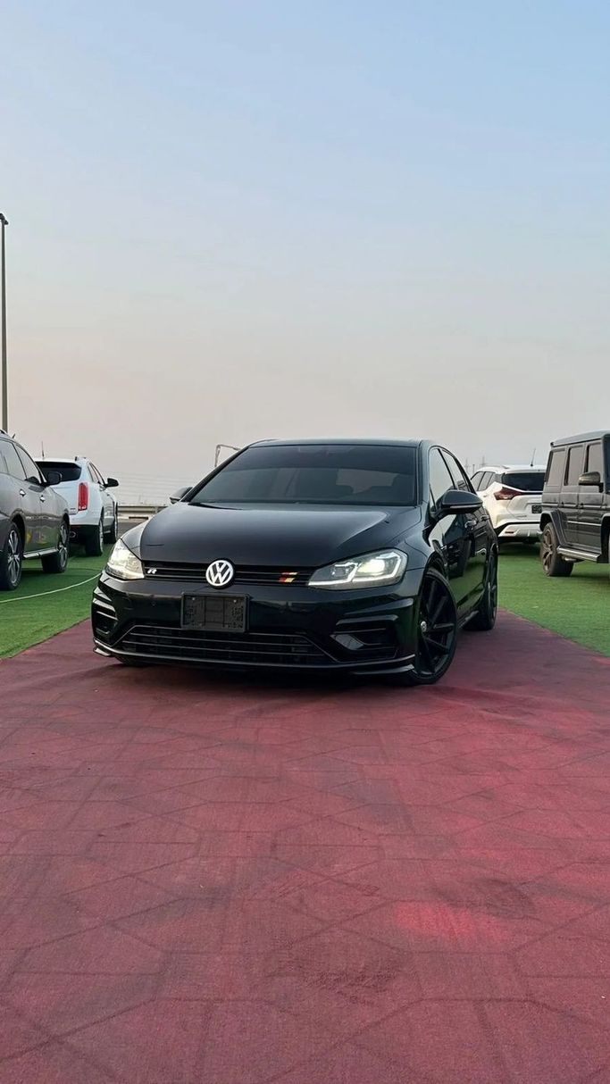 Подержанный Volkswagen Golf R VII Рестайлинг, 2.0 л, 2019 в Аджмане от Abu Rashid Cars  Черный цвет. GCC | AUTO.AE