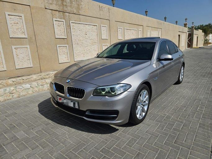 Подержанный ⁦BMW 5 Series 528i VI (F10/F11/F07) Рестайлинг, 2.0 л, 2014⁩ в Бахрейн, Ар Рифа‘ от Platinum Company Car Серебристый цвет.  | AUTO.AE | Объявление #287927