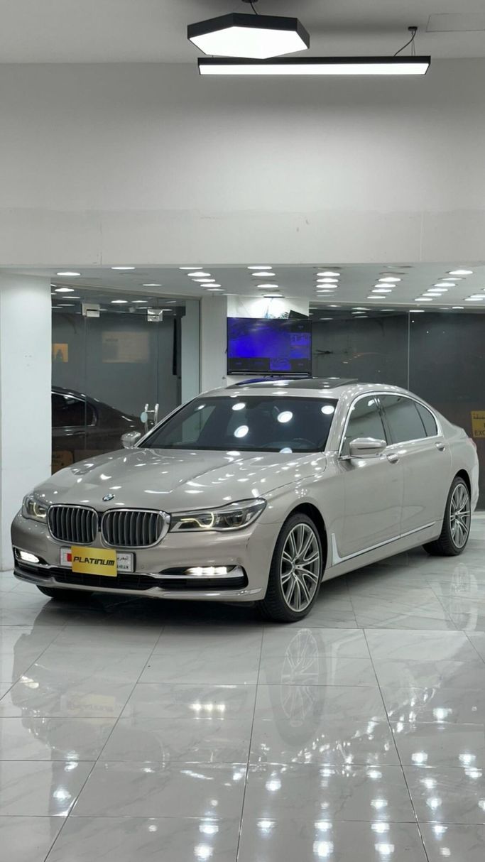 Подержанный ⁦BMW 7 Series 730Li VI (G11/G12), 2.0 л, 2017⁩ в Бахрейн, Ар Рифа‘ от Platinum Company Car Золотистый цвет.  | AUTO.AE | Объявление #287636