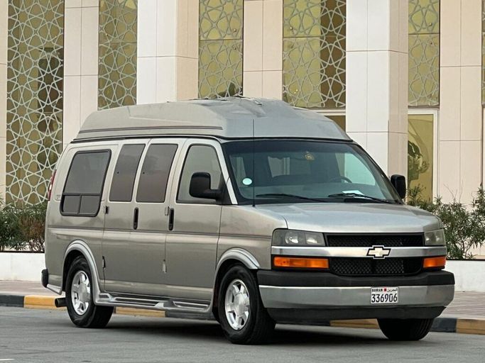 Used ⁦Chevrolet Express II, 4.3 l, 2004⁩ in Bahrain, Ar Rifā‘ by Platinum Company Car, Silver color.  | AUTO.AE | Listing #288340