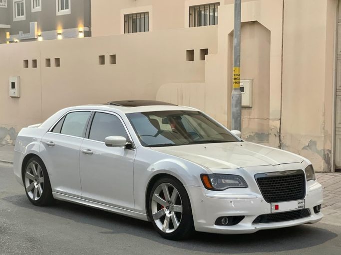 مستعملة ⁦Chrysler 300C ثانياً، 6.4 l، 2013⁩ في في البحرين, الرفاع من alhoot class showroom، اللون أبيض.  | AUTO.AE | إعلان #291853