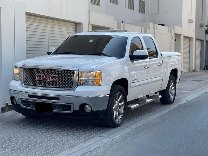 Подержанный ⁦GMC Sierra II (GMT900), 5.3 л, 2009⁩ в Бахрейн, Ар Рифа‘ от alhoot class showroom Белый цвет.  | AUTO.AE | Объявление #291331