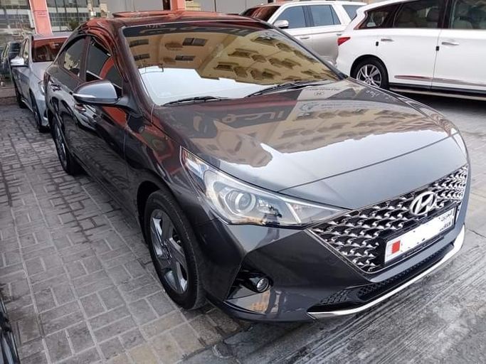 مستعملة ⁦Hyundai Accent فيس ليفت V، 1.6 l، 2022⁩ في في البحرين, الرفاع من alhoot class showroom، اللون رمادي.  | AUTO.AE | إعلان #291051
