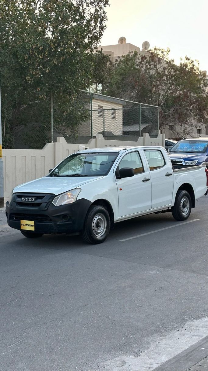 Used ⁦Isuzu D-Max II, 2.5 l, 2017⁩ in Bahrain, Ar Rifā‘ by Platinum Company Car, White color.  | AUTO.AE | Listing #287581