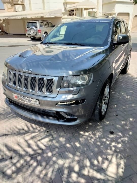 Used ⁦Jeep Grand Cherokee SRT8 IV (WK2), 6.4 l, 2013⁩ in Bahrain, Ar Rifā‘ by alhoot class showroom, Grey color.  | AUTO.AE | Listing #291930