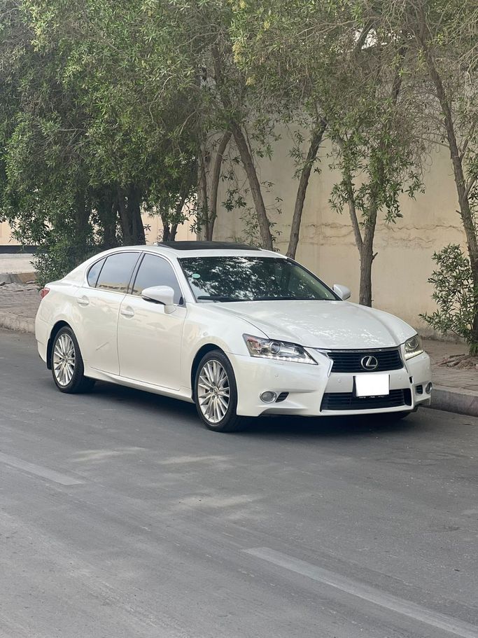 مستعملة ⁦Lexus GS 250 رابعاً، 2.5 l، 2013⁩ في في البحرين, الرفاع من alhoot class showroom، اللون أبيض.  | AUTO.AE | إعلان #291037