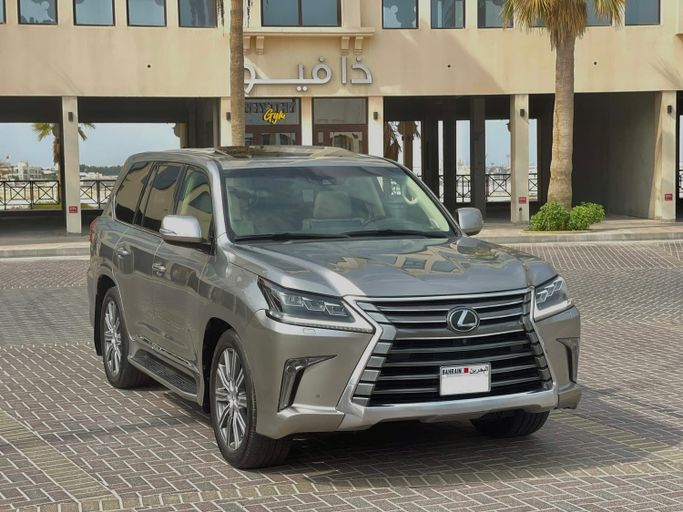 مستعملة ⁦Lexus LX 570 ثالثاً فيس ليفت 2، 5.7 l، 2016⁩ في في البحرين, الرفاع من alhoot class showroom، اللون رمادي.  | AUTO.AE | إعلان #291056