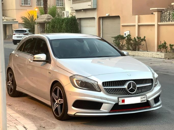 مستعملة ⁦Mercedes-Benz A-Class 250 III (W176)، 2.0 l، 2014⁩ في في البحرين, الرفاع من alhoot class showroom، اللون فضي.  | AUTO.AE | إعلان #291366