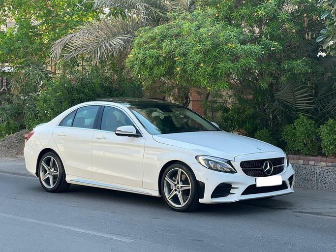 مستعملة ⁦Mercedes-Benz C-Class 300 IV (W205)، 2.0 l، 2017⁩ في في البحرين, الرفاع من alhoot class showroom، اللون أبيض.  | AUTO.AE | إعلان #291053