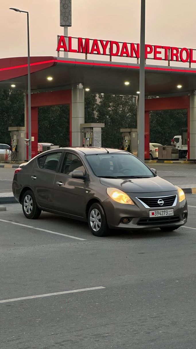 مستعملة ⁦Nissan Sunny N17، 1.5 l، 2014⁩ في في البحرين, الرفاع من Platinum Company Car، اللون بني.  | AUTO.AE | إعلان #287784