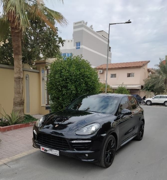 مستعملة ⁦Porsche Cayenne GTS II (958)، 4.8 l، 2014⁩ في في البحرين, الرفاع من alhoot class showroom، اللون أسود.  | AUTO.AE | إعلان #290699