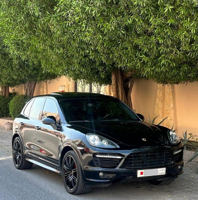 مستعملة ⁦Porsche Cayenne GTS II (958)، 4.8 l، 2014⁩ في في البحرين, الرفاع من alhoot class showroom، اللون أسود.  | AUTO.AE | إعلان #290712