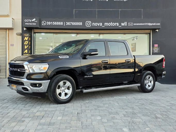 مستعملة ⁦RAM 1500 Crew Cab eTorque V، 5.7 l، 2020⁩ في في البحرين, الرفاع من Nova Motors، اللون أسود.  | AUTO.AE | إعلان #290842