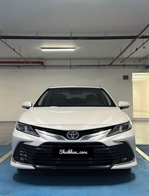 Подержанный ⁦Toyota Camry VIII (XV70) Рестайлинг, 2.5 л, 2022⁩ в Бахрейн, Ар Рифа‘ от Shaikhan Cars Белый цвет.  | AUTO.AE | Объявление #290263