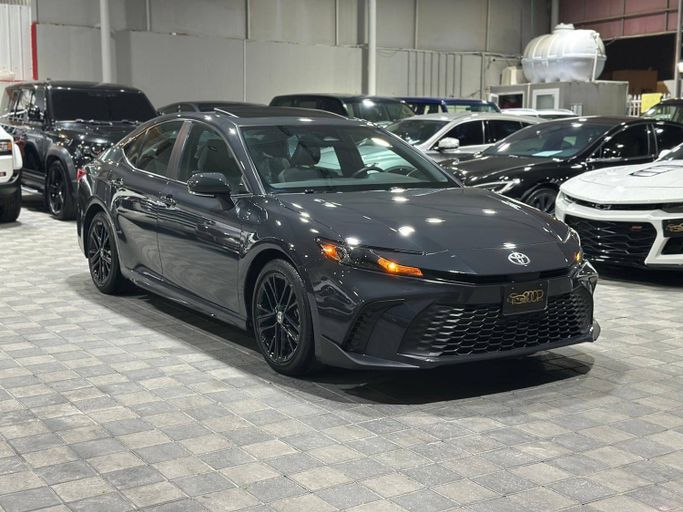 مستعملة ⁦Toyota Camry عملية فيس ليفت VIII (XV70)، 2.5 l، 2025⁩ في في البحرين, الرفاع من Scoop Cars، اللون رمادي. مواصفات الخليج | AUTO.AE | إعلان #290399