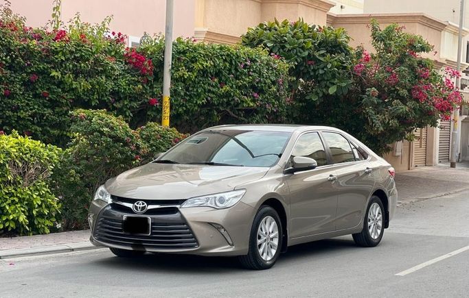 Подержанный ⁦Toyota Camry VII (XV50) Рестайлинг, 2.5 л, 2016⁩ в Бахрейн, Ар Рифа‘ от alhoot class showroom Золотистый цвет.  | AUTO.AE | Объявление #290697
