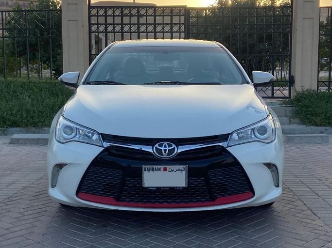 Used ⁦Toyota Camry VII (XV50) Facelift, 2.0 l, 2016⁩ in Bahrain, Ar Rifā‘ by Howar showroom, White color. GCC Specs | AUTO.AE | Listing #292438