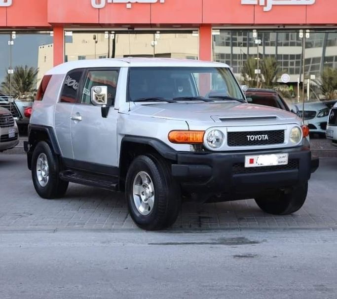 Подержанный ⁦Toyota FJ Cruiser, 4.0 л, 2008⁩ в Бахрейн, Ар Рифа‘ от alhoot class showroom Серебристый цвет.  | AUTO.AE | Объявление #291340