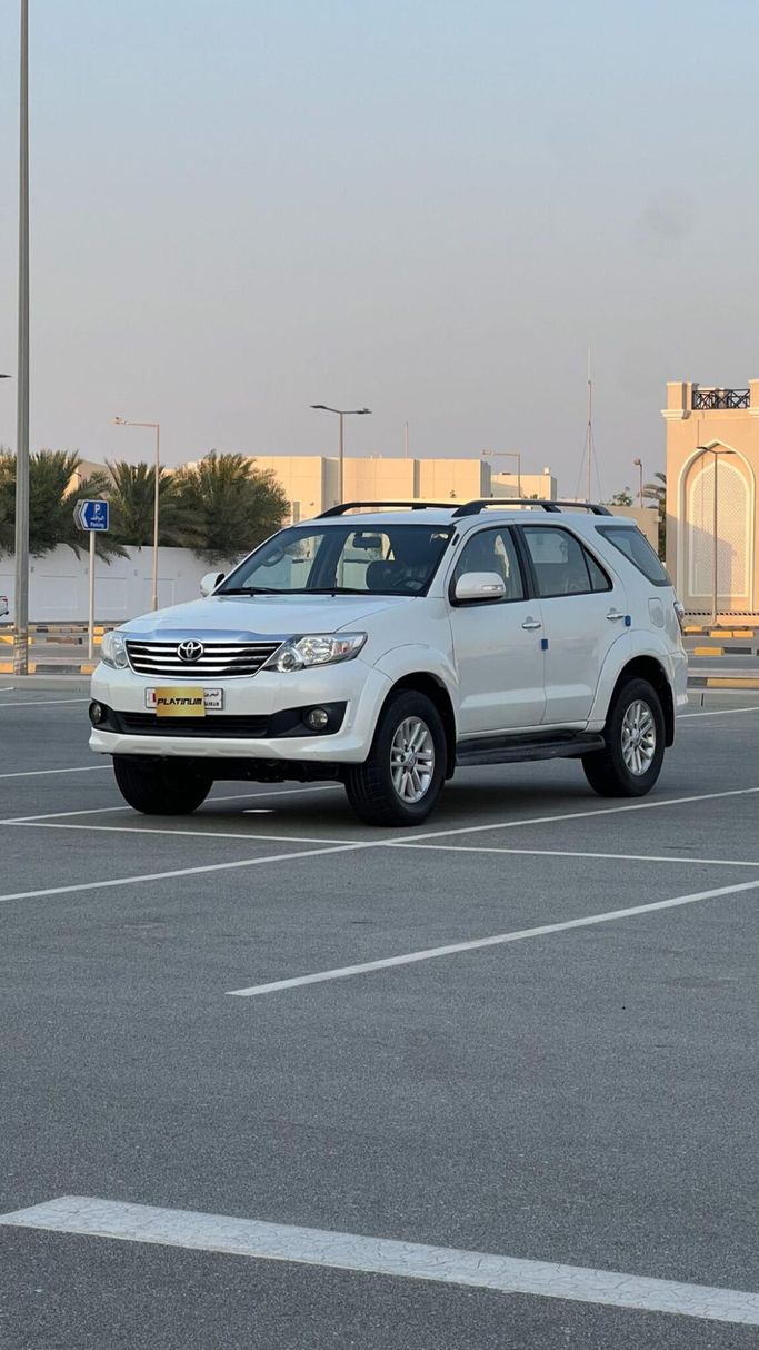 Подержанный ⁦Toyota Fortuner I Рестайлинг 2, 4.0 л, 2014⁩ в Бахрейн, Ар Рифа‘ от Platinum Company Car Белый цвет.  | AUTO.AE | Объявление #287630