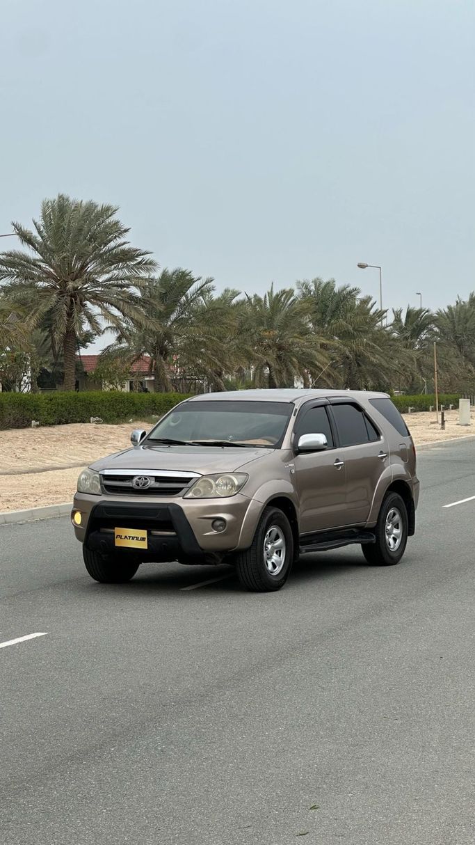Подержанный ⁦Toyota Fortuner I, 4.0 л, 2006⁩ в Бахрейн, Ар Рифа‘ от Platinum Company Car Светло-коричневый цвет.  | AUTO.AE | Объявление #287631