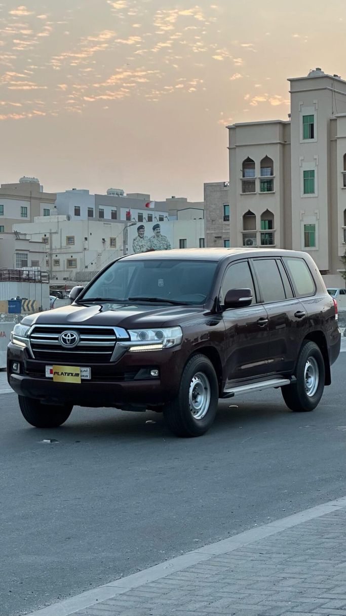مستعملة ⁦Toyota Land Cruiser 200 Series 200 Series Facelift 2، 4.0 l، 2016⁩ في في البحرين, الرفاع من Platinum Company Car، اللون عنابي.  | AUTO.AE | إعلان #287637