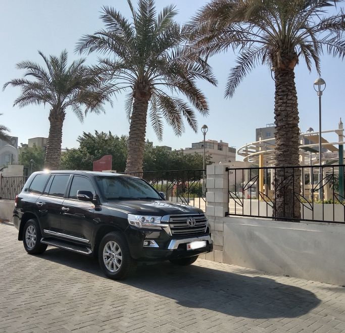مستعملة ⁦Toyota Land Cruiser 200 Series 200 Series Facelift 2، 5.7 l، 2016⁩ في في البحرين, الرفاع من alhoot class showroom، اللون أسود.  | AUTO.AE | إعلان #291008