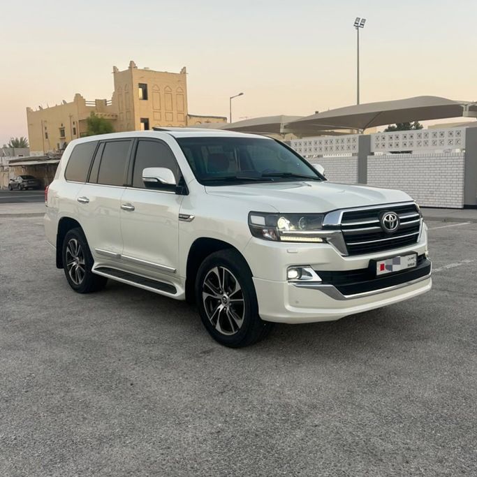 Подержанный ⁦Toyota Land Cruiser 200 Series Рестайлинг 2, 5.7 л, 2020⁩ в Бахрейн, Ар Рифа‘ от Auto Avenue cars Белый цвет.  | AUTO.AE | Объявление #291270