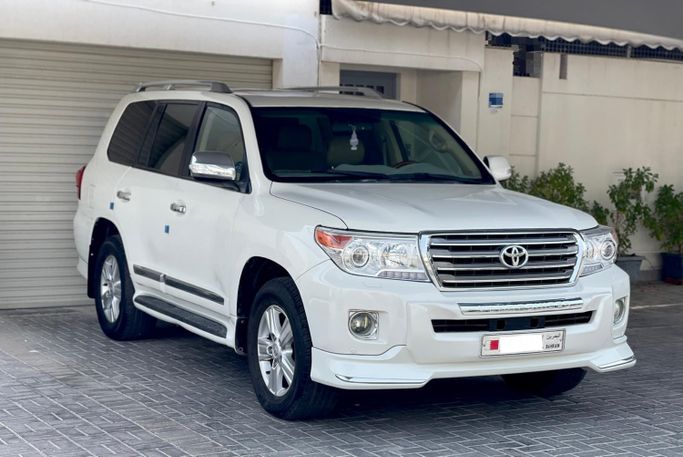 Used ⁦Toyota Land Cruiser 200 Series Facelift 1, 5.7 l, 2012⁩ in Bahrain, Ar Rifā‘ by alhoot class showroom, White color.  | AUTO.AE | Listing #292736