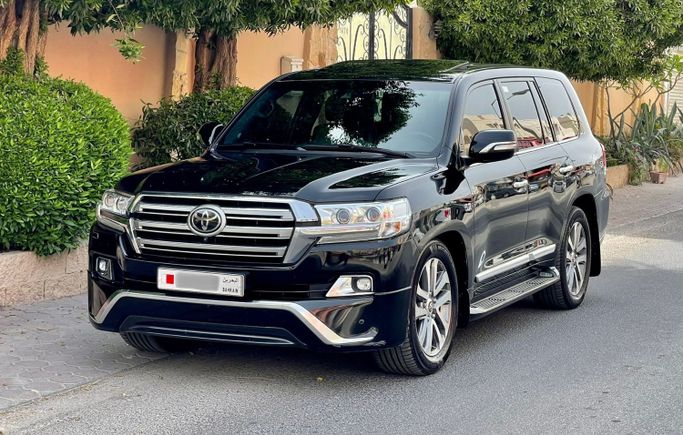 Used ⁦Toyota Land Cruiser 200 Series Facelift 2, 5.7 l, 2018⁩ in Bahrain, Ar Rifā‘ by alhoot class showroom, Black color.  | AUTO.AE | Listing #293224