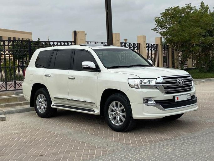 Used ⁦Toyota Land Cruiser 200 Series Facelift 2, 5.7 l, 2016⁩ in Bahrain, Ar Rifā‘ by Howar showroom, White color. GCC Specs | AUTO.AE | Listing #293646