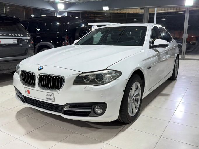 مستعملة ⁦BMW 5 Series 520i عملية فيس ليفت VI (F10/F11/F07)، 2.0 l، 2016⁩ في في البحرين, المنامة من Alasfoor cars، اللون أبيض.  | AUTO.AE | إعلان #294675