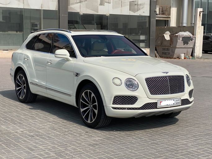 مستعملة ⁦Bentley Bentayga I، 6.0 l، 2017⁩ في في البحرين, سترة من Hamad89 Cars، اللون أبيض.  | AUTO.AE | إعلان #291096