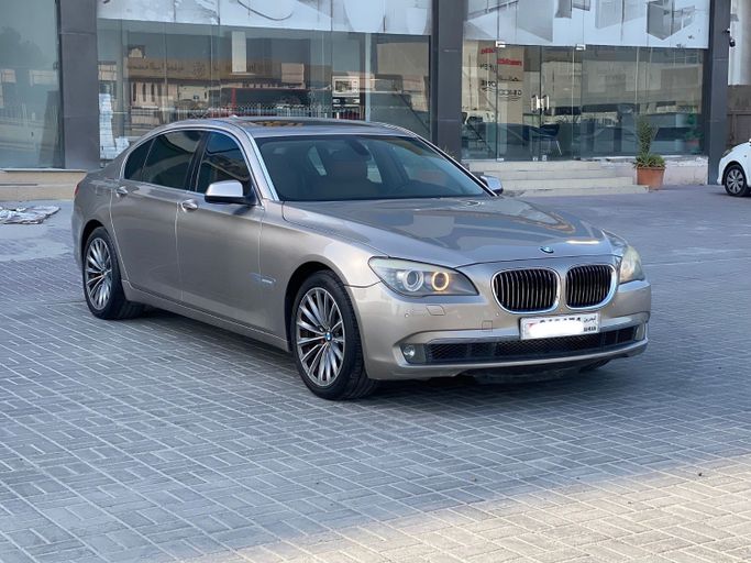 مستعملة ⁦BMW 7 Series 740Li ت (ف01/ف02/ف04)، 3.0 l، 2010⁩ في في البحرين, سترة من Hamad89 Cars، اللون فضي.  | AUTO.AE | إعلان #291643