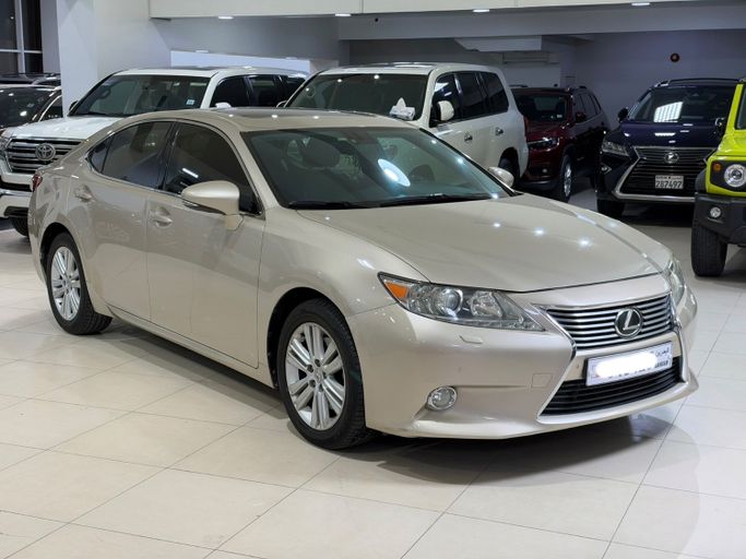 مستعملة ⁦Lexus ES 350 سادساً، 3.5 l، 2013⁩ في في البحرين, سترة من Hamad89 Cars، اللون بيج.  | AUTO.AE | إعلان #291601