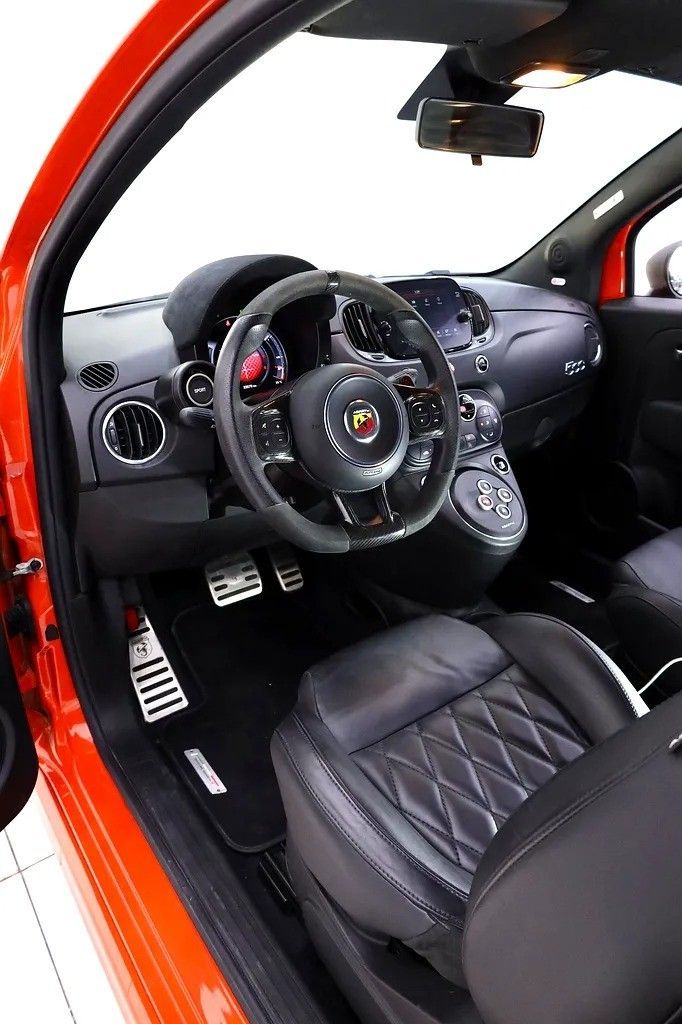 Подержанный Abarth 500 I Рестайлинг, 1.4 л, 2023 в Дубае от Al Faris Motors Оранжевый цвет. GCC | AUTO.AE