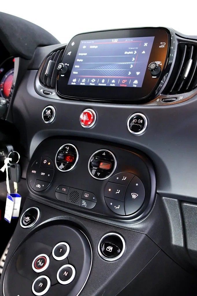 Подержанный Abarth 500 I Рестайлинг, 1.4 л, 2023 в Дубае от Al Faris Motors Оранжевый цвет. GCC | AUTO.AE