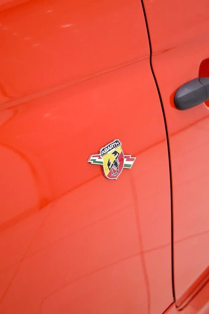Подержанный Abarth 500 I Рестайлинг, 1.4 л, 2023 в Дубае от Al Faris Motors Оранжевый цвет. GCC | AUTO.AE