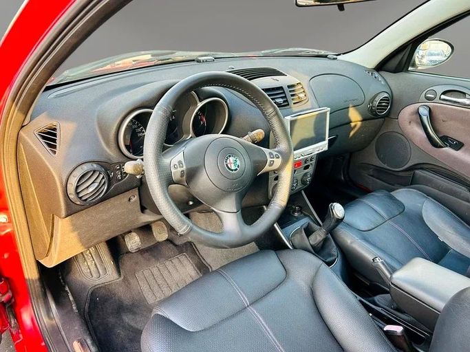 Подержанный Alfa Romeo 147 I, 2.0 л, 2003 в Дубае от Mirza Automobile FZE Красный цвет. Японская | AUTO.AE