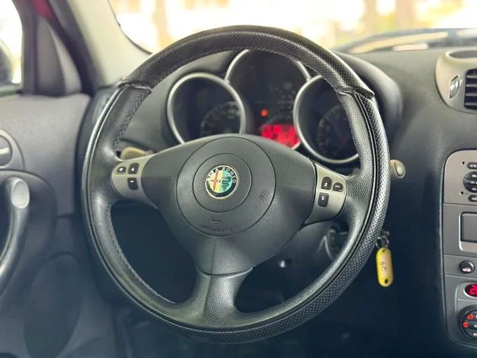 Подержанный Alfa Romeo 147 I, 2.0 л, 2003 в Дубае от Mirza Automobile FZE Красный цвет. Японская | AUTO.AE
