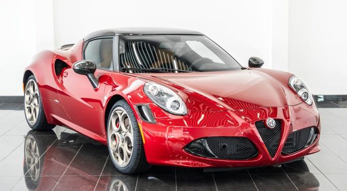 مستعملة Alfa Romeo 4C, 1.7 l, 2016 في في دبي من Tomini Cars، اللون أحمر.  | AUTO.AE