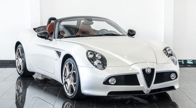 مستعملة Alfa Romeo 8C Competizione, 4.7 l, 2010 في في دبي من Tomini Cars، اللون أبيض.  | AUTO.AE