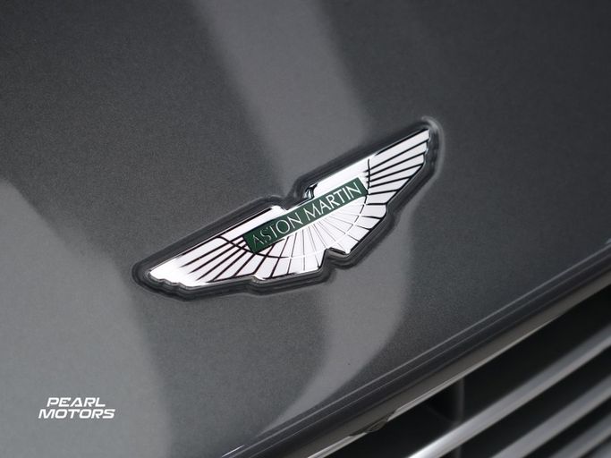 Подержанный Aston Martin DB11 I, 4.0 л, 2022 в Дубае от Pearl Motors Серебристый цвет. GCC | AUTO.AE