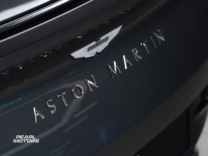 Подержанный Aston Martin DB11 I, 4.0 л, 2022 в Дубае от Pearl Motors Серебристый цвет. GCC | AUTO.AE