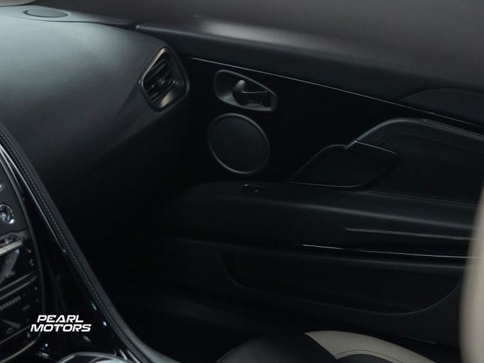 Подержанный Aston Martin DB11 I, 4.0 л, 2022 в Дубае от Pearl Motors Серебристый цвет. GCC | AUTO.AE