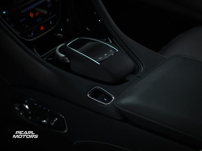 Подержанный Aston Martin DB11 I, 4.0 л, 2022 в Дубае от Pearl Motors Серебристый цвет. GCC | AUTO.AE