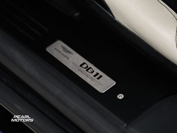 Подержанный Aston Martin DB11 I, 4.0 л, 2022 в Дубае от Pearl Motors Серебристый цвет. GCC | AUTO.AE