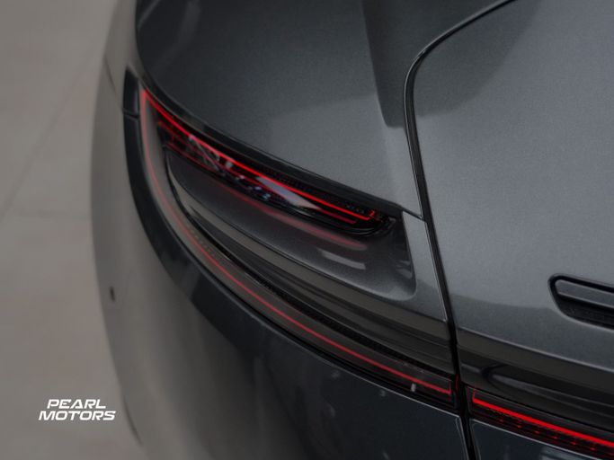 Подержанный Aston Martin DB11 I, 4.0 л, 2022 в Дубае от Pearl Motors Серебристый цвет. GCC | AUTO.AE