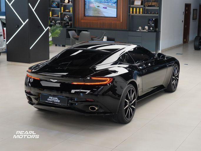 Подержанный Aston Martin DB11 I, 4.0 л, 2020 в Дубае от Pearl Motors Черный цвет. Европейская | AUTO.AE